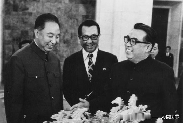 华国锋代表中共中央和国务院向金日成主席赠送了中国青田石雕《群马》。《群马》以骏马
