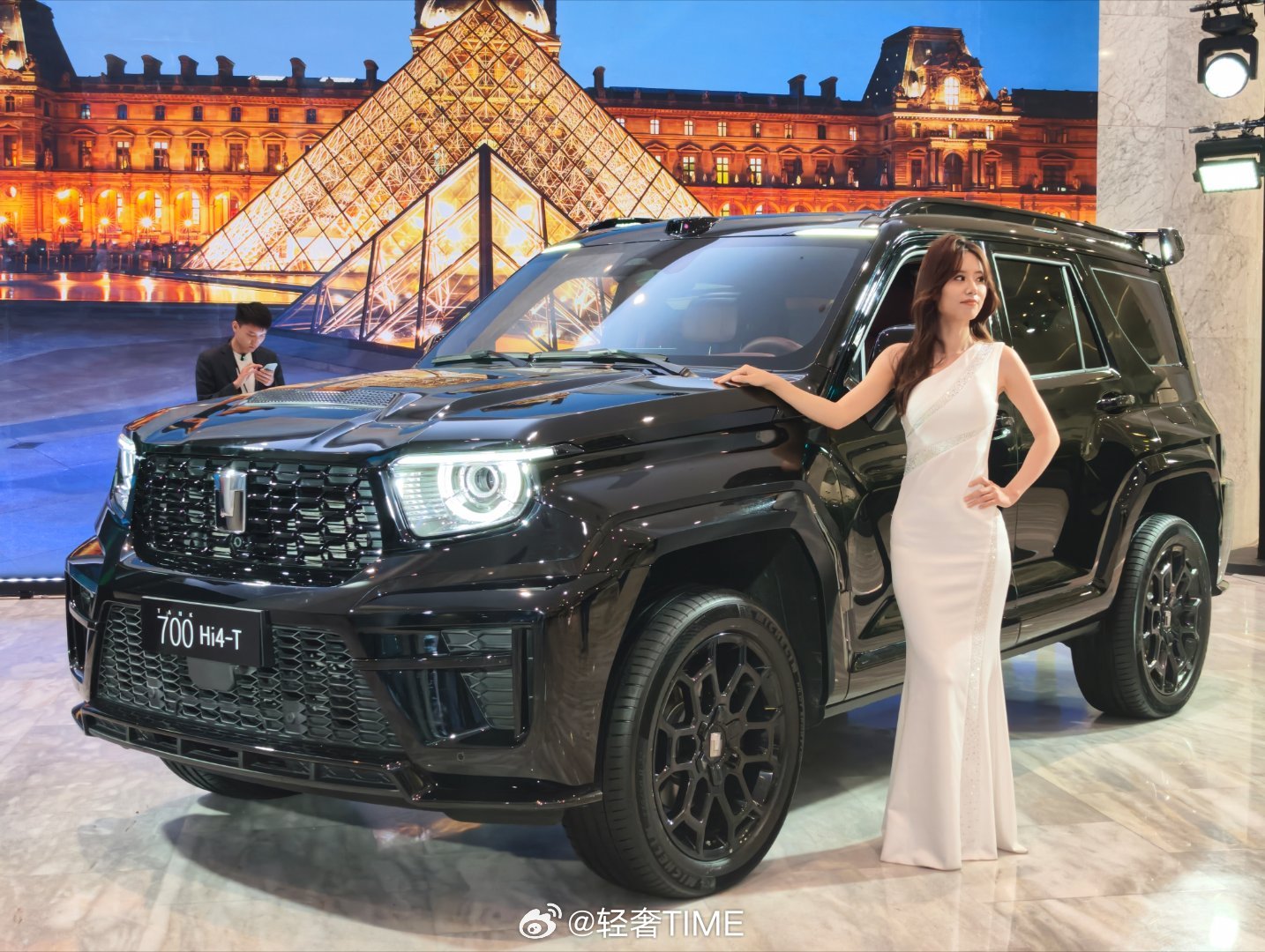 全新坦克700预售价43.8万起，还能享受国补，敦煌青目前还免费送，用大G四分之