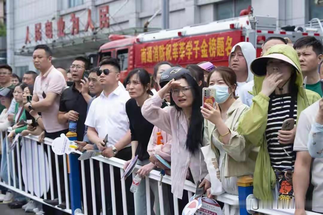 我认为是。
高考，可以说是人生中的关键一仗。

高考绝对是人一辈子最重要的一件事