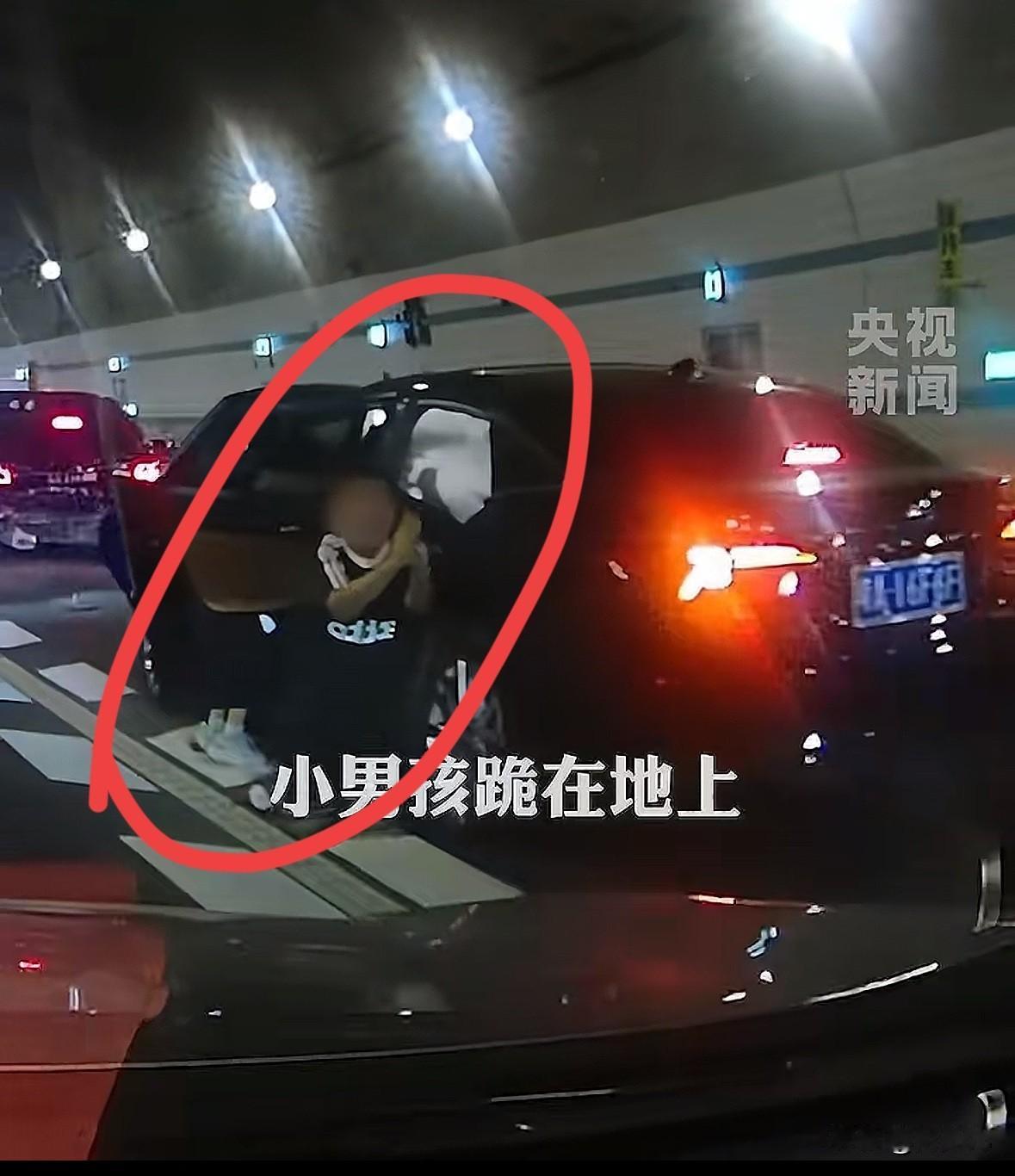 男儿膝下有黄金
只跪苍天和娘亲
如果不是迫不得已小男孩也不会这样
母亲应该重伤昏