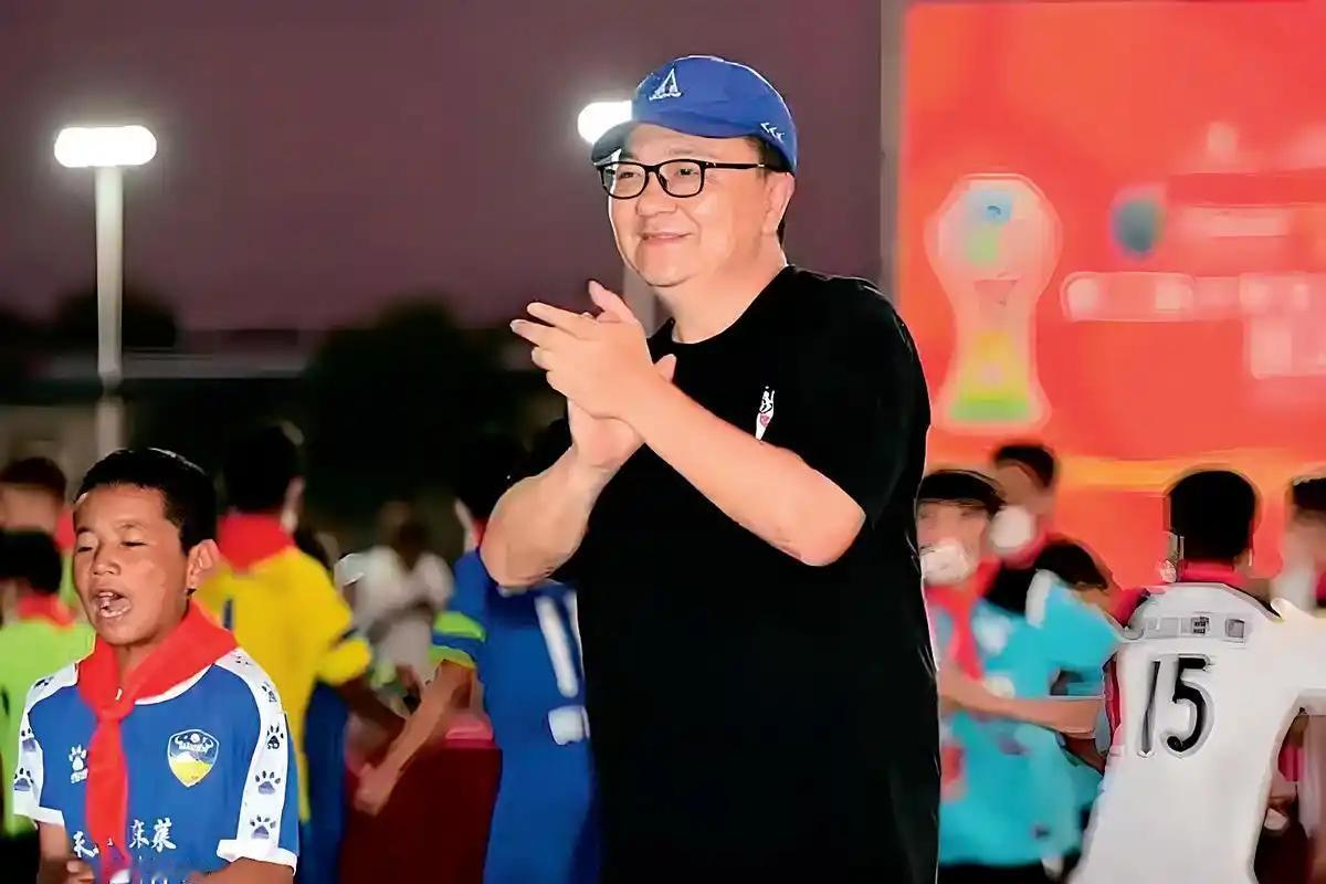 折腾了快十年的董路，突然不干了。57岁，一手拉扯起来的“中国足球小将”，说交就交