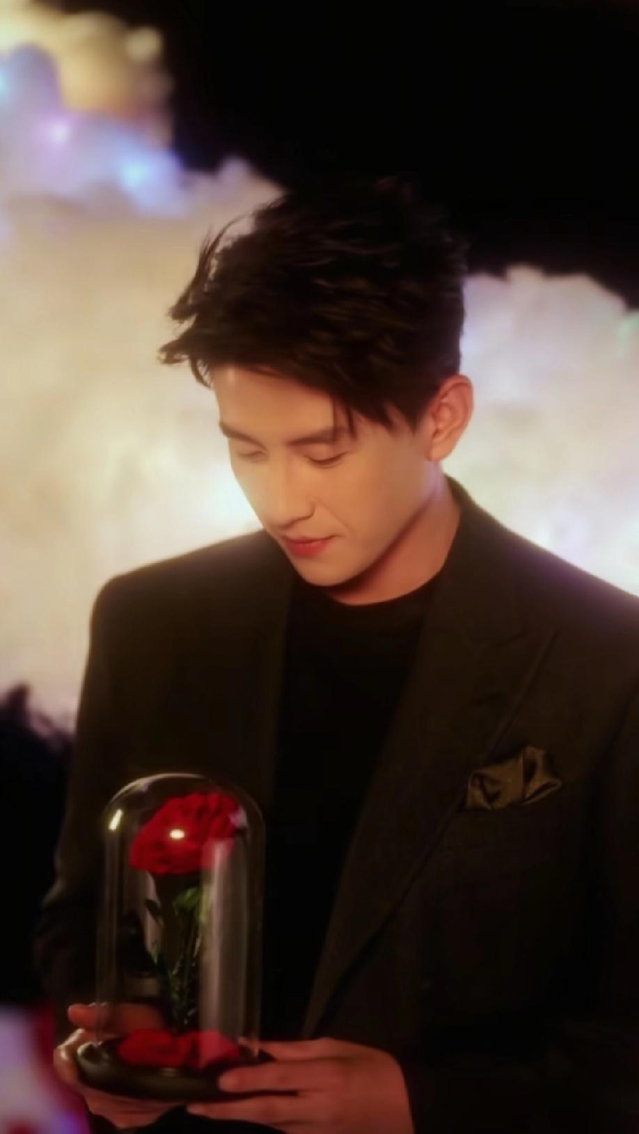 情人节小孩叔刘萧旭给我们送来玫瑰花啦！我们最喜欢这天穿西装送花的男人了，大家说是