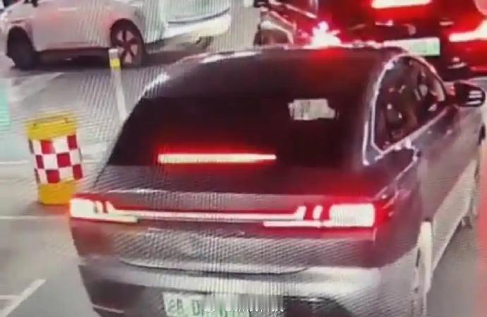 【叫特斯拉却来比亚迪？曹操出行司机深夜威胁乘客：要么立马下车，要么线下交易】近日