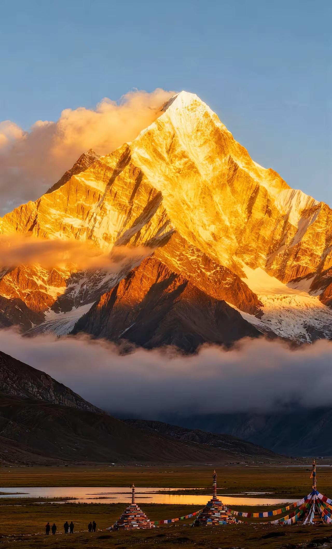 如果把生活过得满是风霜，
却寻不到缘由时，就怪风霜太凉。
 
风雨来时，只能咬牙