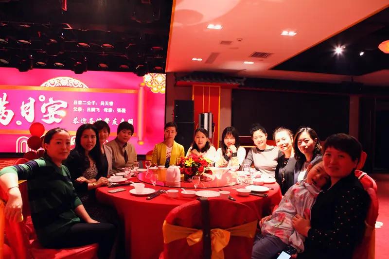 同学聚会比的是什么？十年聚会，比谁混得好；二十年聚会，比谁挣钱多；三十年聚会，比