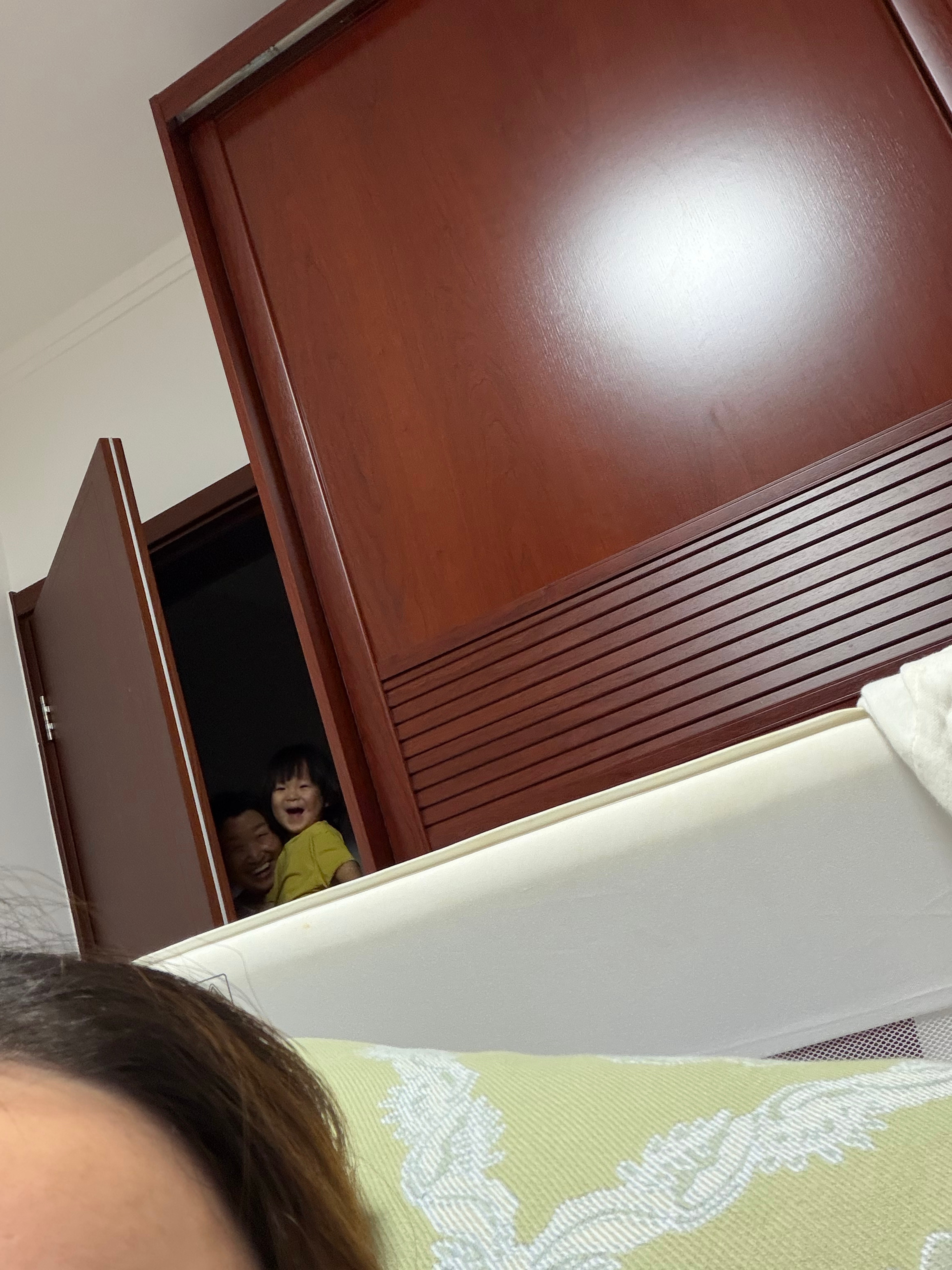 小孩：妈妈我不嫌你臭啦，我跟你睡吧 