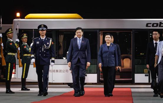 提到新加坡，不少中国人的心情挺复杂，这些年像是完成了一场从“亲人感”到“平常心”