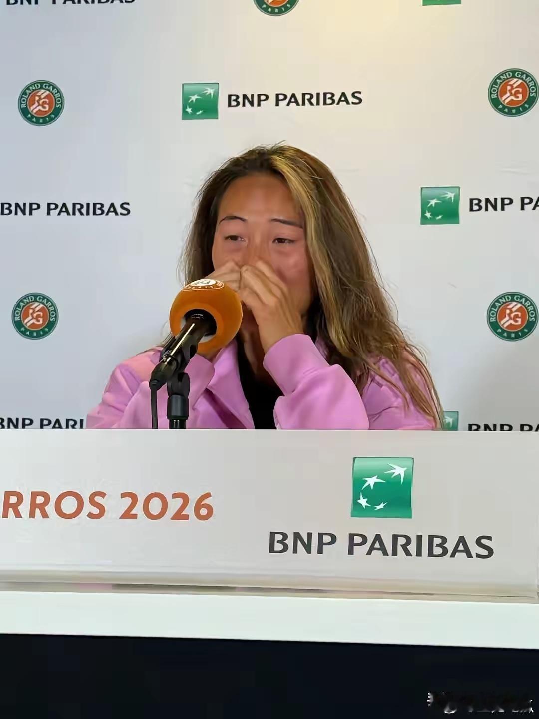 郑钦文可能再也回不到过去了！这次她遭遇法网一轮游，最大的问题其实并不是她的伤病，