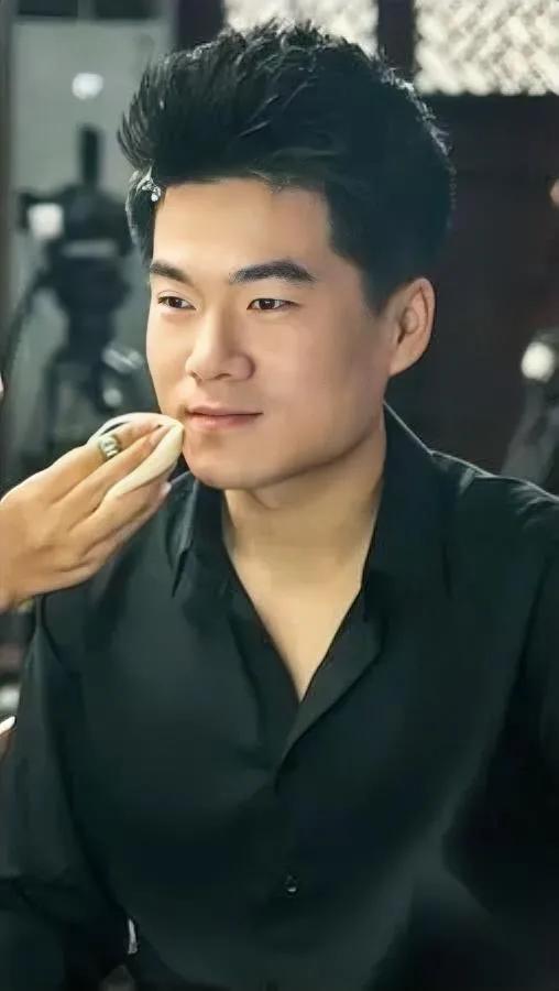 小孩哥被客服叫走了？别急！

原来宇辉舅舅惦记他读书累，说要送份特别的心意。猜得