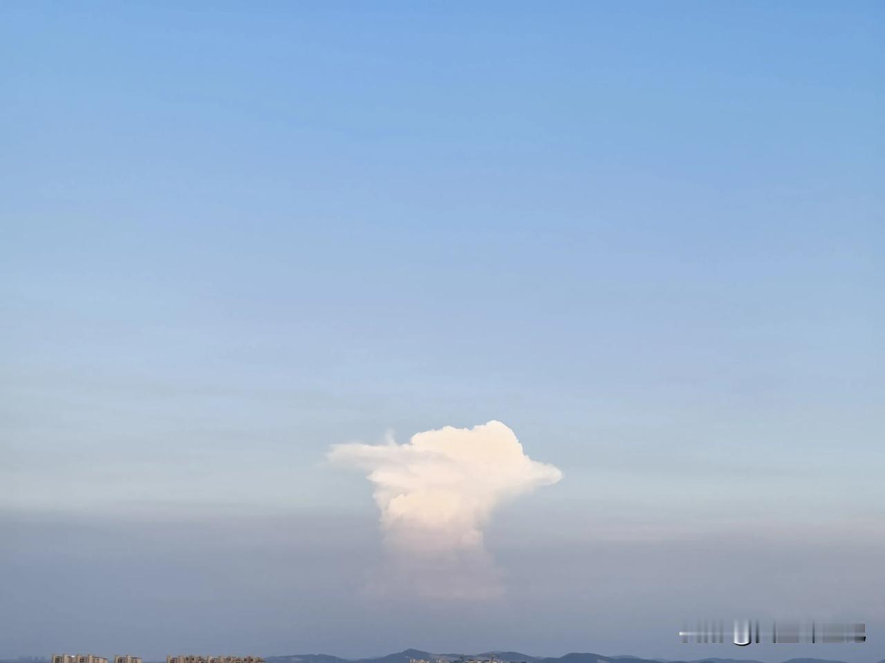 秋日午后，层峦叠嶂，
蓝天之上，白云之上。
这边孤独的白云在飘荡，
那边，
云层