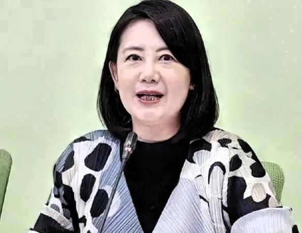 “台独” 打手帮凶吴思瑶一听国民党主席郑丽文受邀访问大陆，彻底慌了乱了。

3 