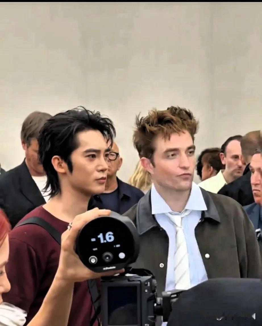 次元壁炸裂💥 于适和《暮光之城》罗伯特·帕丁森同框了！一个是东方硬汉型男，一个