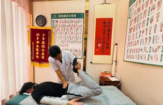 #向佐问李泽锋你穿那么帅在地铁干什么##向佐问李泽锋你的腰和腿怎么了# 李泽锋发