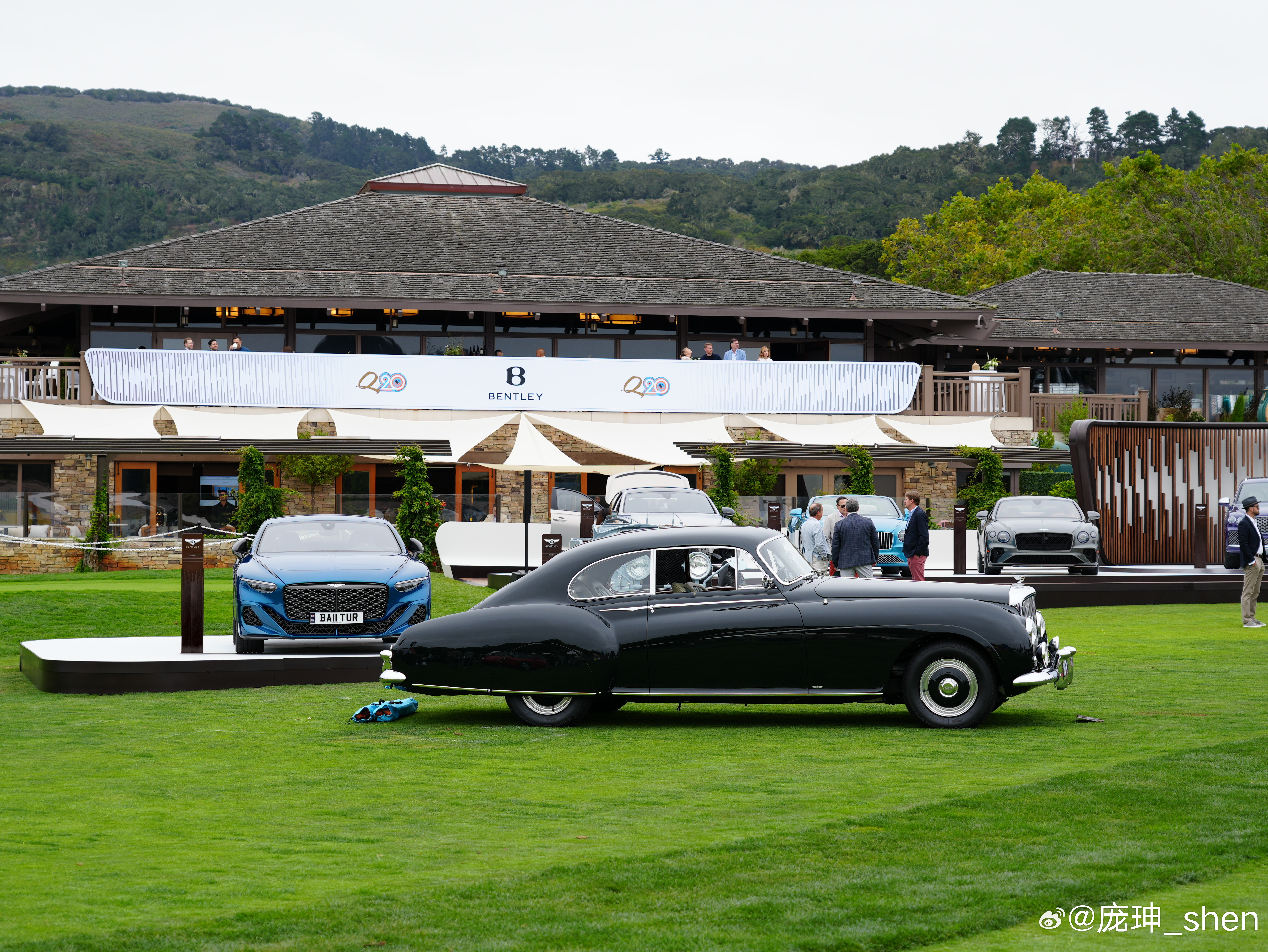 早[太阳]经典的R Type Continental和远处的Batur交相呼应。