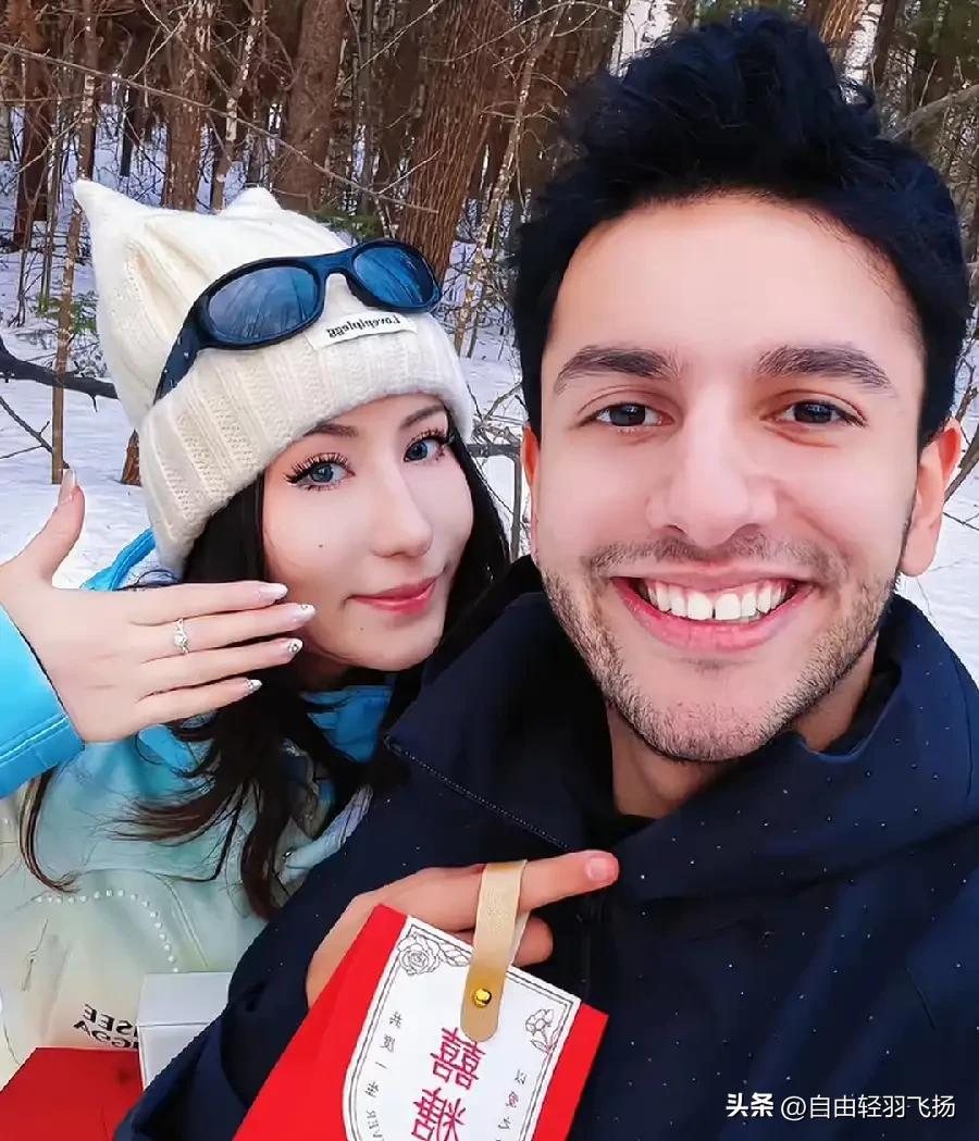 方浩明的新疆未婚妻，晒出了求婚视频。野外雪林白茫茫一片，浪漫得像幅画。两人手里捧