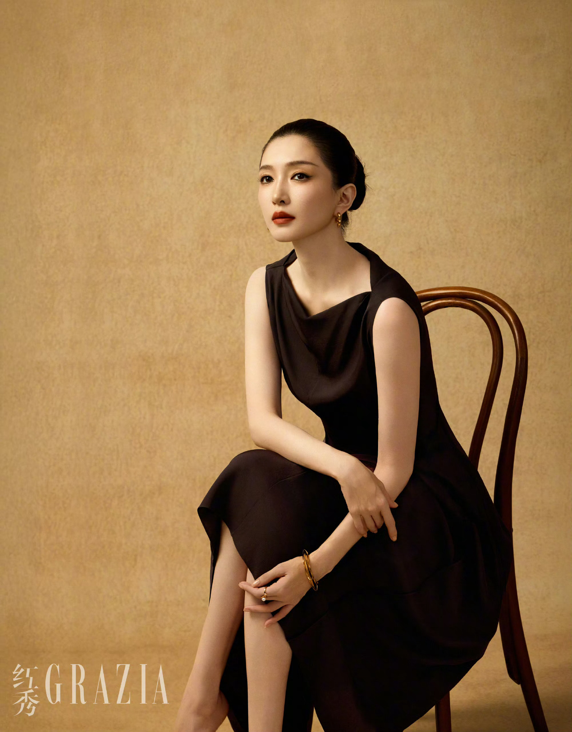 江疏影红秀封面江疏影红秀自在序章大片她说——“野心不是贬义词。”从《好先生》的江