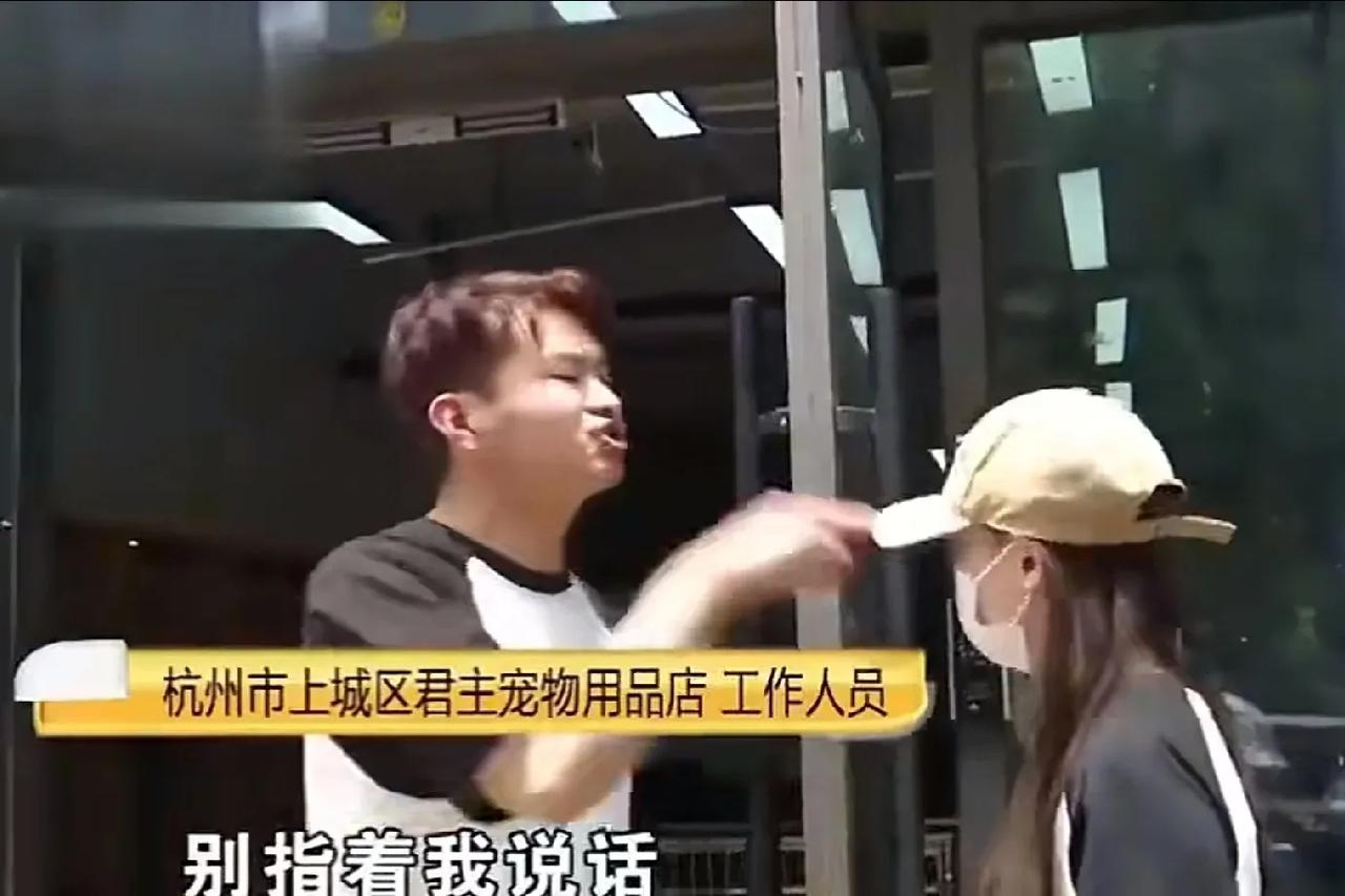 一女子外出旅游把自家小猫寄存在一宠物店，八天后回来发现店主没有给小猫咪洗澡，于是
