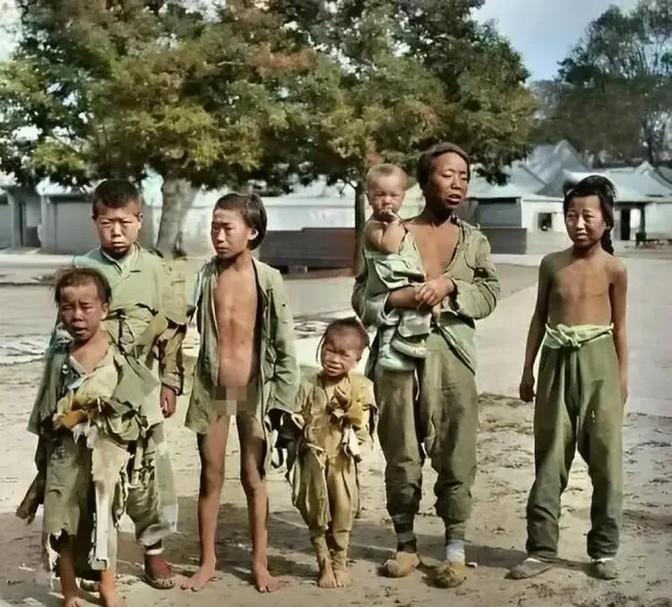 1905年，也就是清光绪31年，这位母亲带着她的六个孩子外出逃荒，被一位西方传教