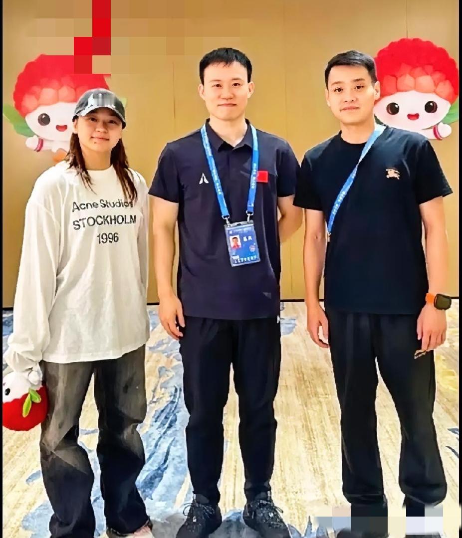 刷到省运会的这张合照，全红婵现身现场，戴着棒球帽，一身休闲私服，打扮得简简单单。