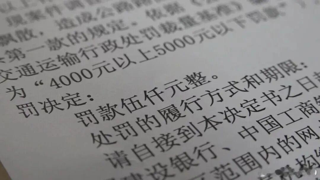 【 北京五环路上突然粉尘弥漫，一货车司机翻牌逃逸？】10月28日中午12点，东五