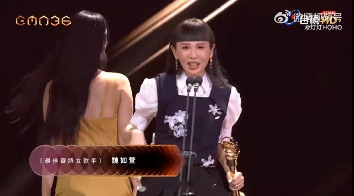 魏如萱 金曲奖魏如萱今晚二封金曲歌后，制作人和老板陈建骐特地从长沙飞回台北庆祝。