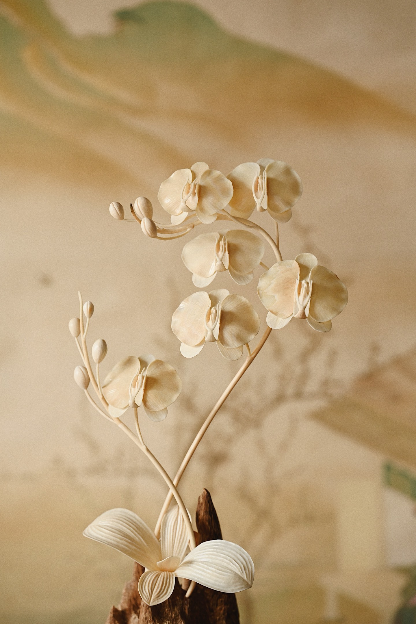 加里曼丹沉香x猛犸 | 兰香幽谷 摆件取天然沉香包头为底，肌理苍劲如峰峦，皮壳如