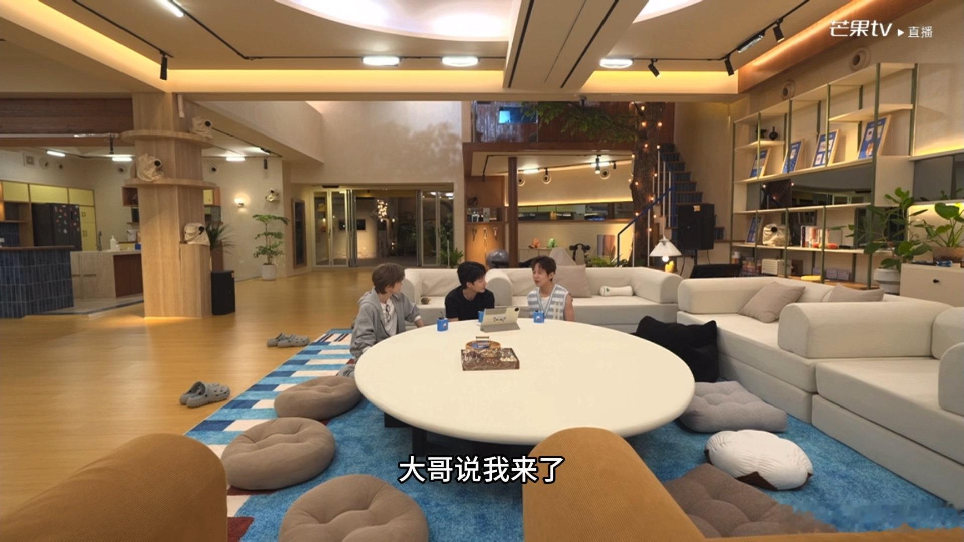 何老师催促檀健次丁程鑫 今晚的催人环节简直是一场谍战。何老师逐个击破，嘉宾们互相