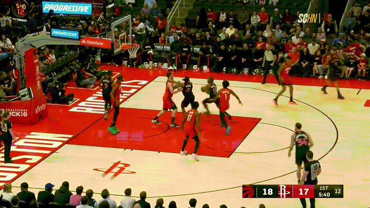 在今天火箭主场迎战猛龙的比赛中，发生了特别感人的一幕。当时比赛进行到了第一节的五