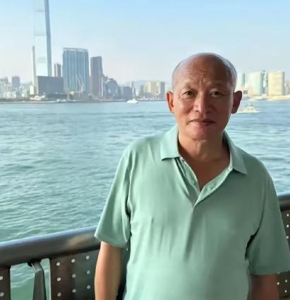 蹊跷！湖南邵阳，64岁男子在下午13点40分许，告诉妻子他出去下象棋，穿T恤、拖