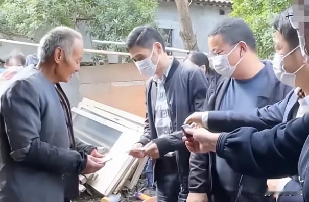 太感人了！浙江一大爷在街边卖红薯被城管抓住，去交罚款的时候就哀求工作人员能不能少
