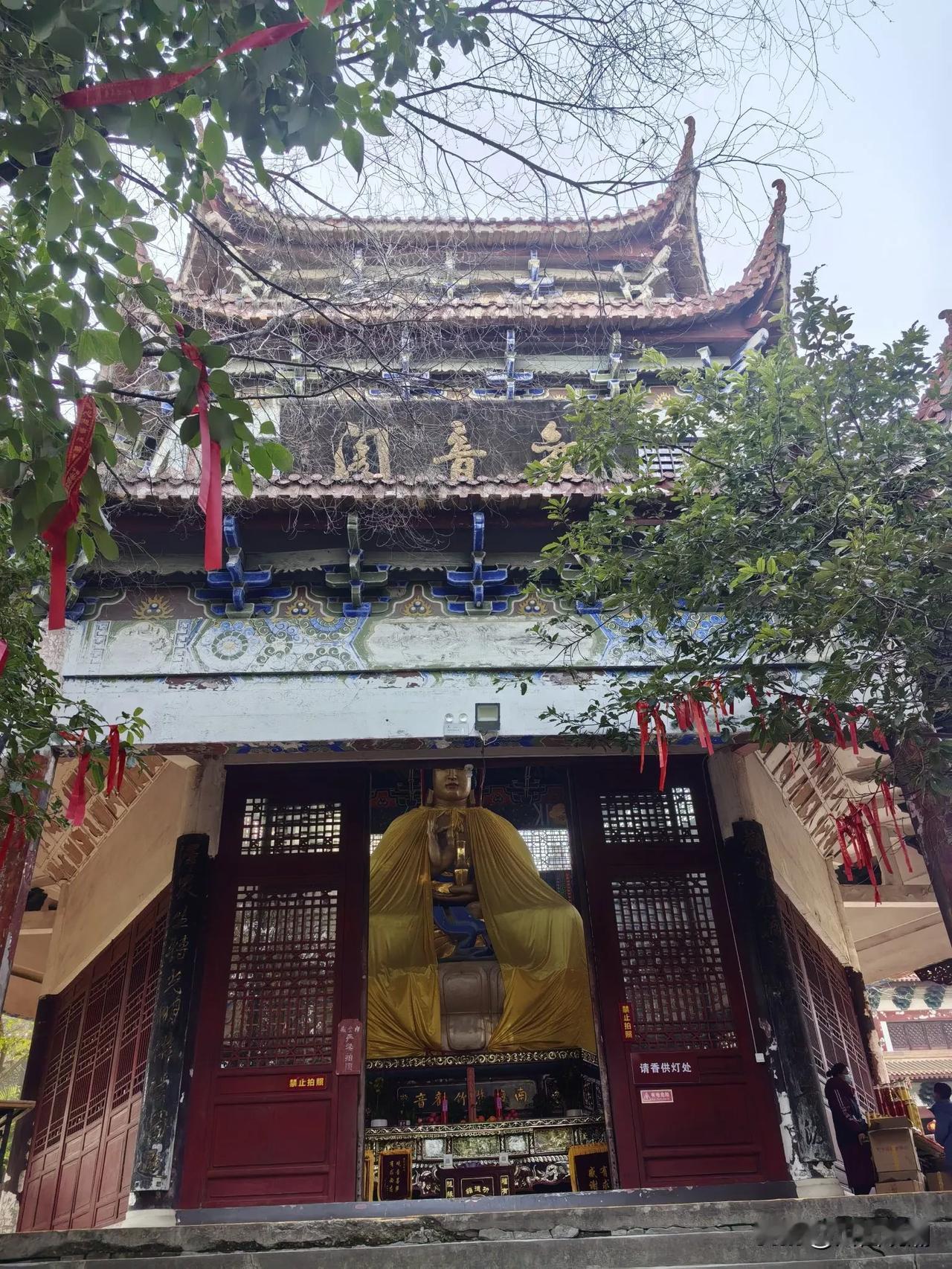 绵州春节庙会（二）
沿着圣水寺的大殿依次前行，不禁思索自己所求为何？

当我前往