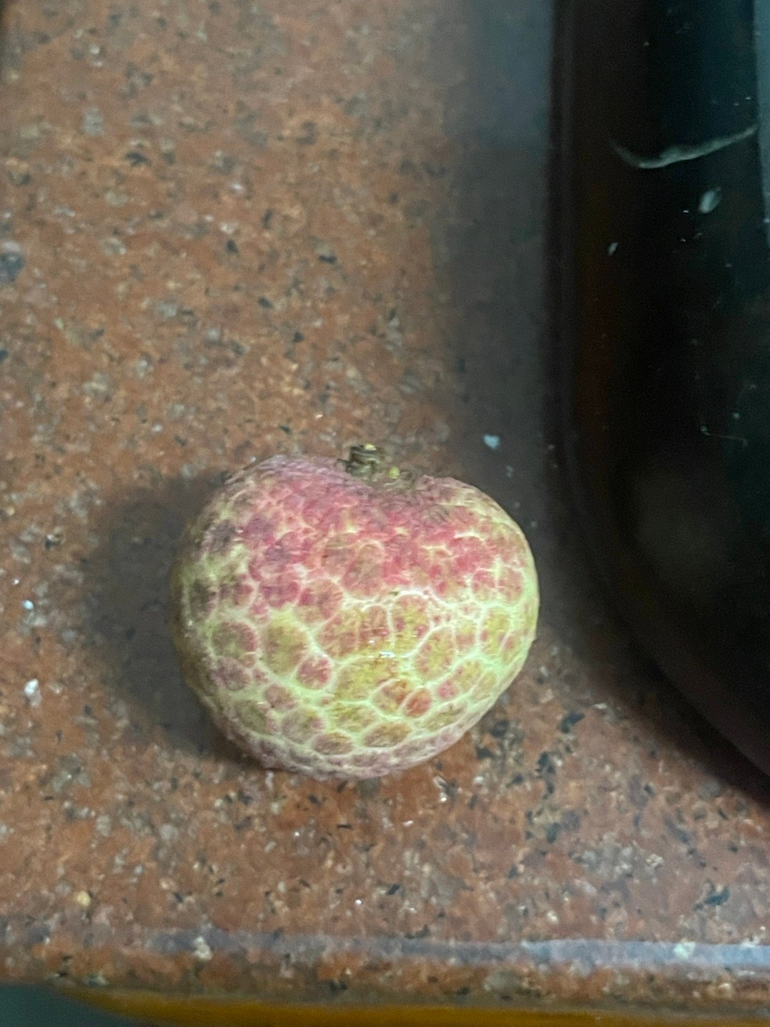 这种荔枝好吃好吃，可惜我这个还没全熟，有点点酸，不过这个品种本来也有一点点酸 ​