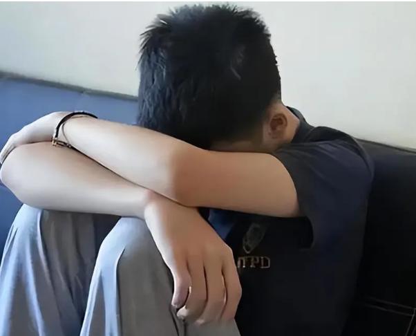 一位17岁少年手持菜刀威胁舅妈发生关系：‘让我睡一次，不然死给你看！’退让换来的