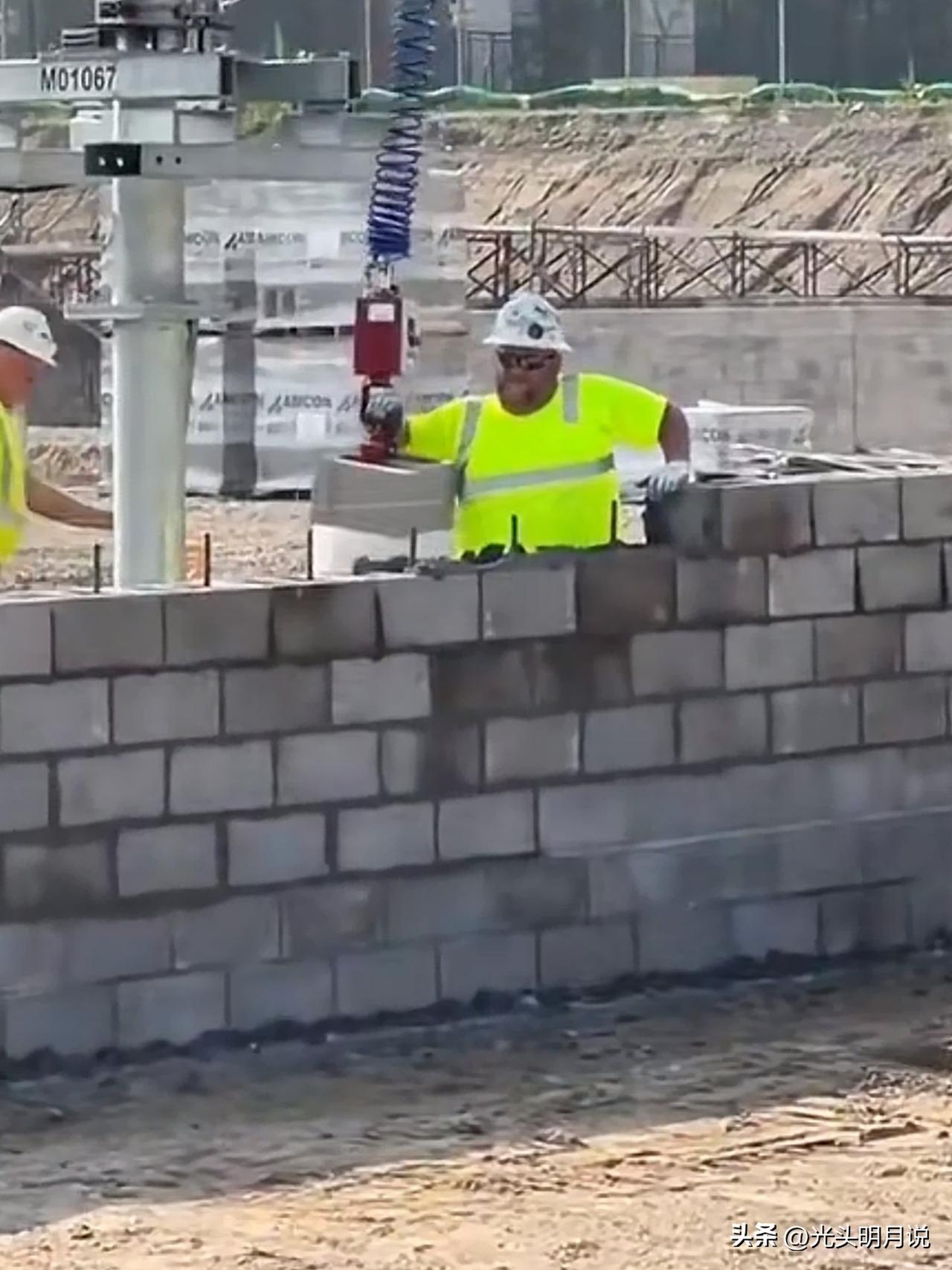 美国建筑工人的工作条件这么好吗？砌墙搬砖都不用弯腰的。不过看这位美国大哥的体型，