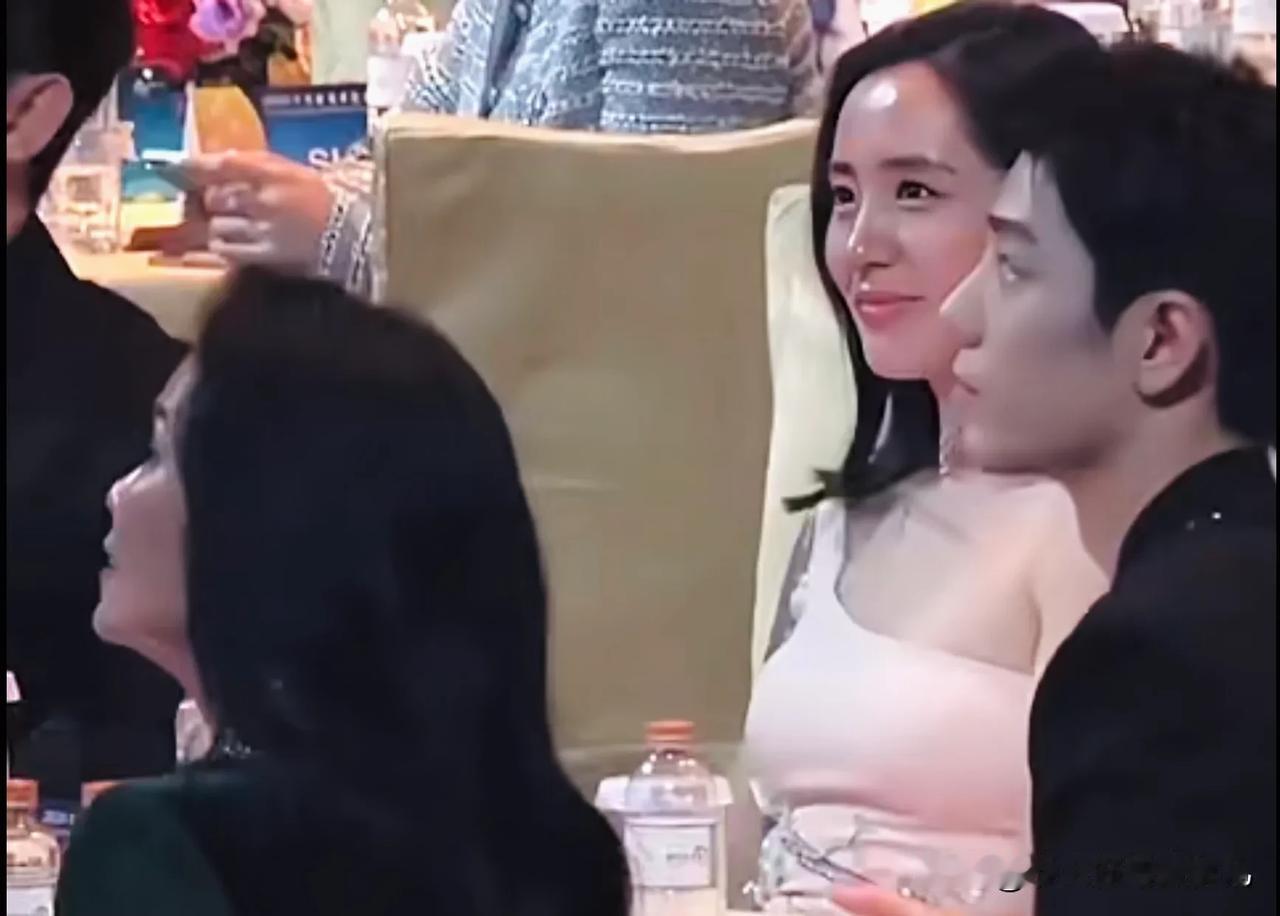 别人都是水光效果
只有我战是柔肤效果
真是羡慕喜人了[爱慕]