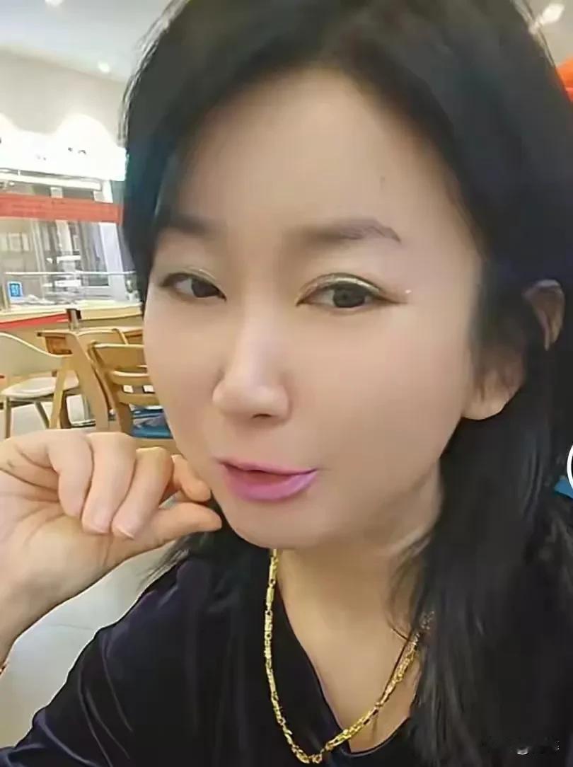 脸比磨盘大，心比锅底黑，展金又晒银，自称白富美。
上海有个鼻涕姐，又擤鼻涕又吐啖