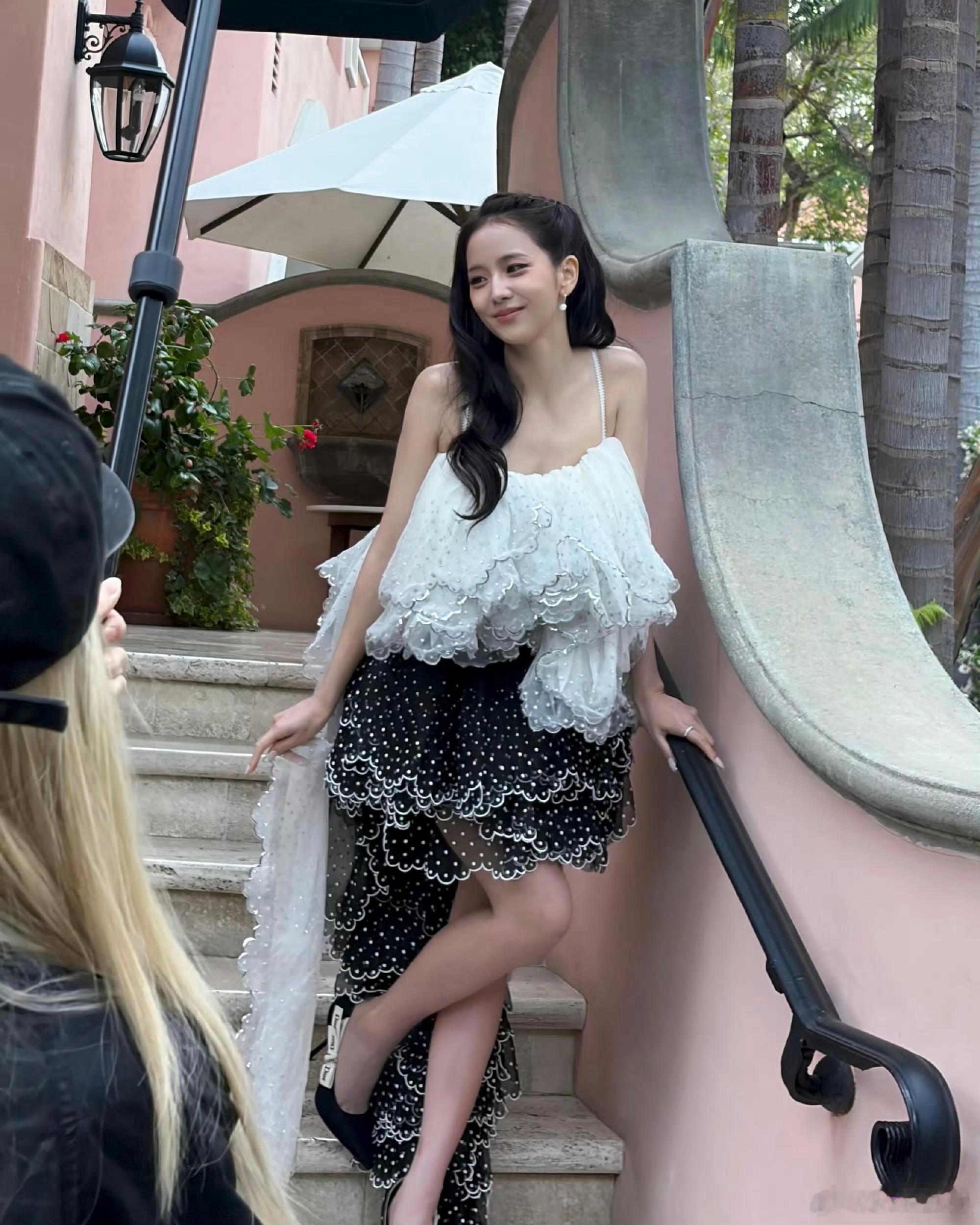 金智秀朴彩英抽象互拍金智秀kimjisoo 更新与朴彩英ROSÉ的互拍合照，一模