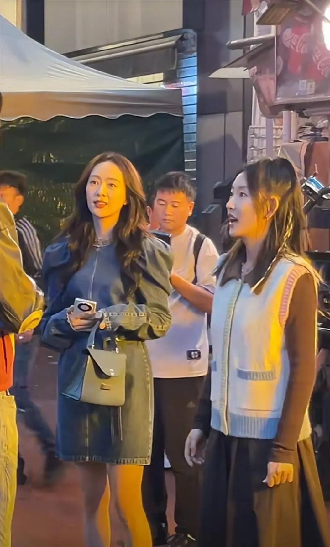 香港偶遇童瑶和马伯骞在拍戏，童瑶好美呀，很有氛围感，牛仔裙加卷发很成熟魅力，感觉