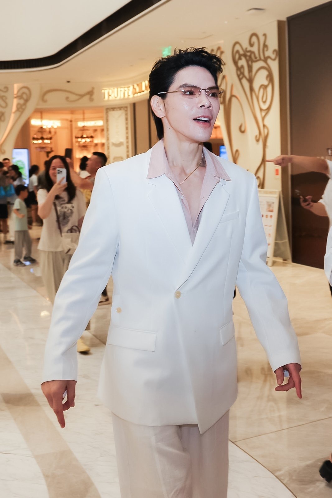 向佐 帅气的佐哥向你问声早 