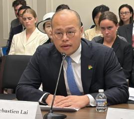 这家人戏真多！9月16号，黎智英儿子黎崇恩跑到美国国会听证会上哭求施压放人。他表