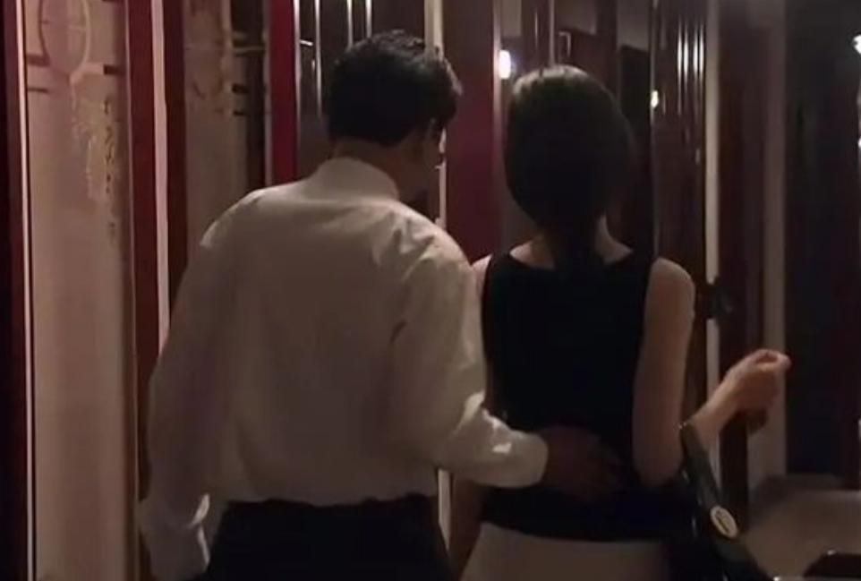 浙江温州，一名42岁女子因不堪48岁已婚前情人的长年骚扰，在山上约会时用自制药酒