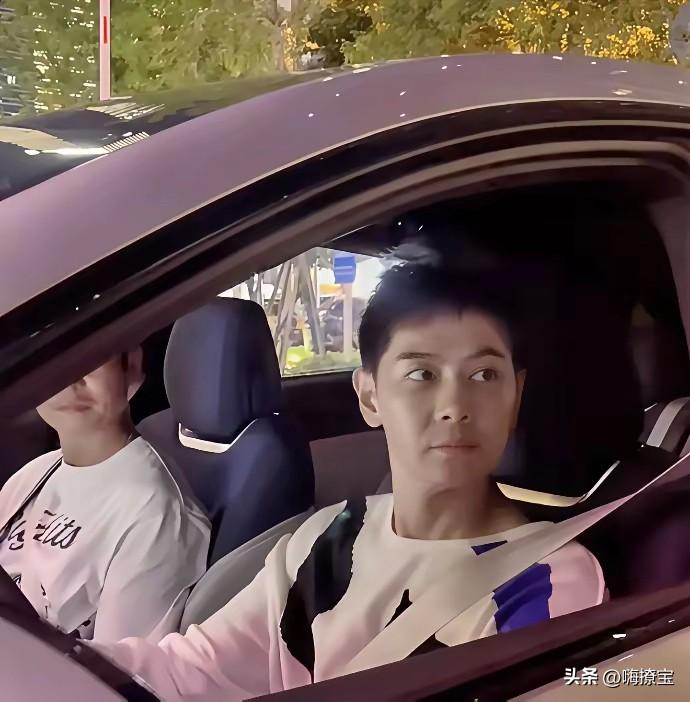 佩服林志颖出这么大事故后还敢开车
脸上的印迹都还没消
他坐在主驾驶面对镜头还能笑