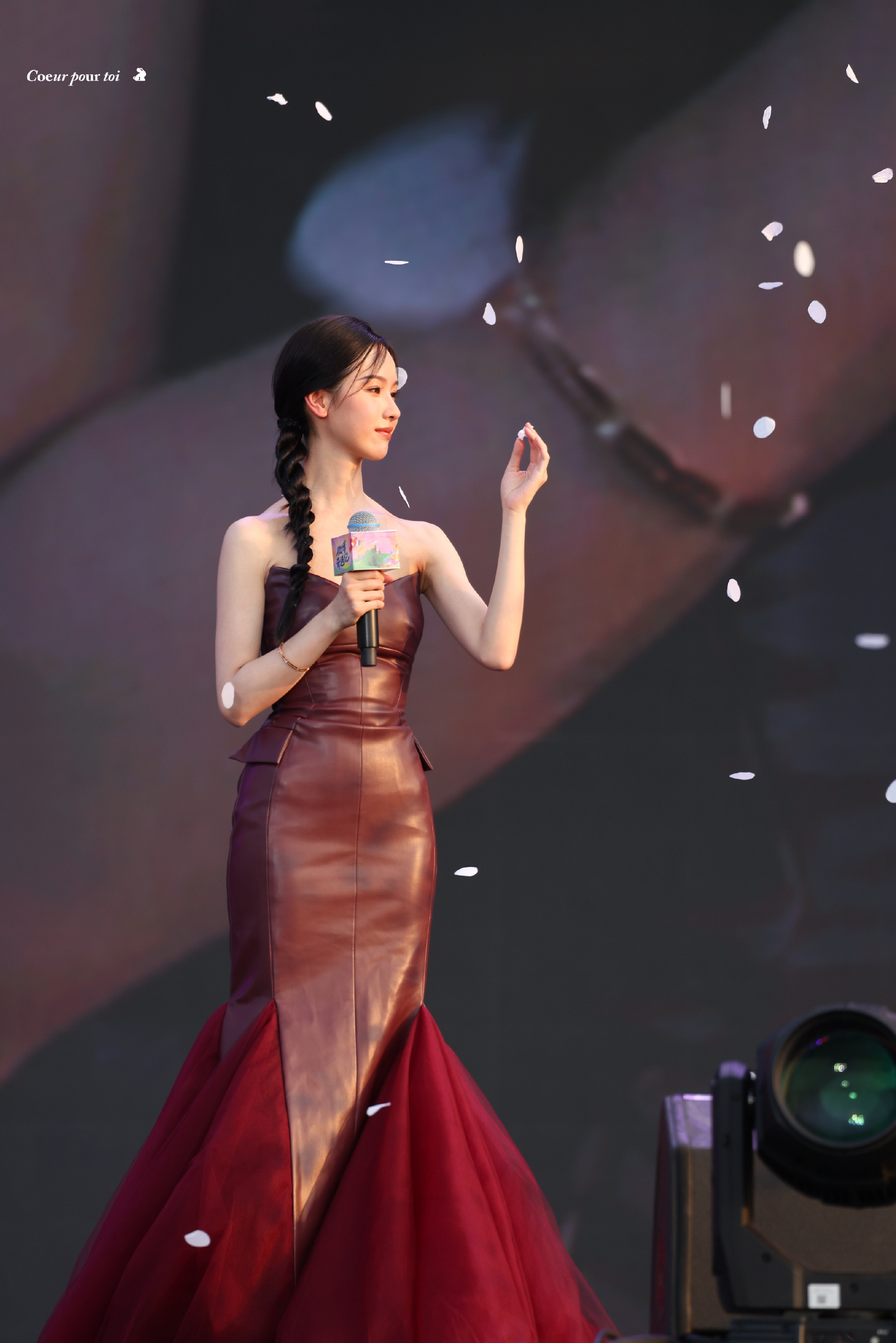 陈都灵被踩裙子一直说没关系我们嘟嘟就是这么人美心善，今日份红色抹胸皮裙造型一整个