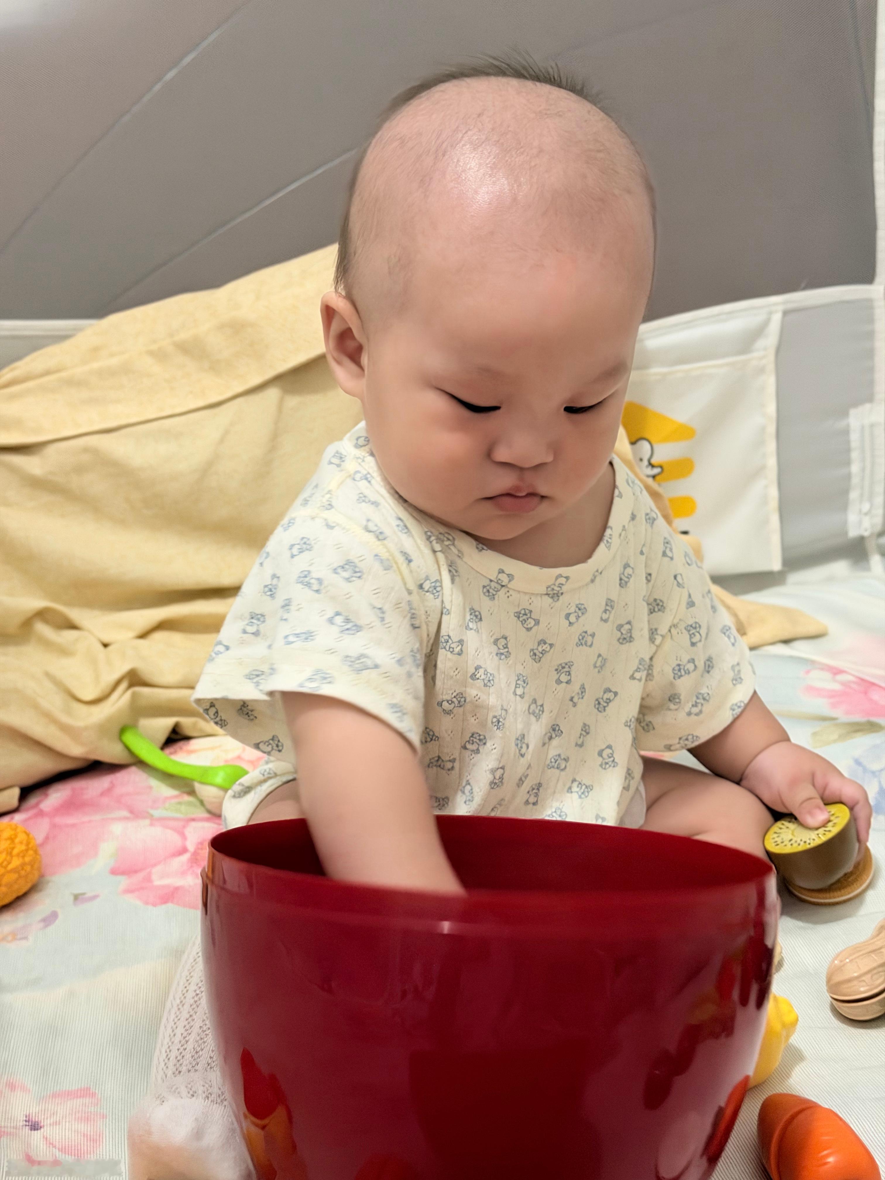 他自己玩的时候只要不和他对视，就能获得一个超级专注的好宝宝 