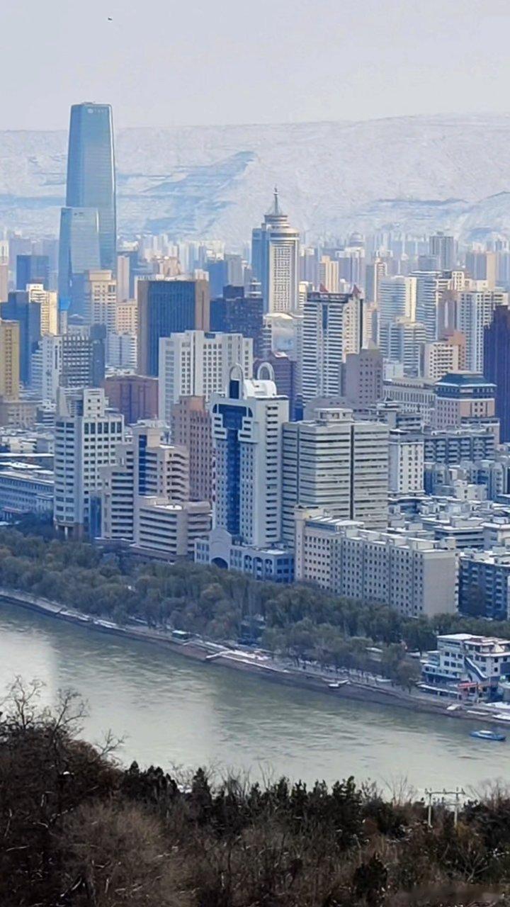 兰山之巅俯瞰整条黄河风情线赴一场兰山之约，览一城黄河盛景。一步一景，一眼沦陷。从