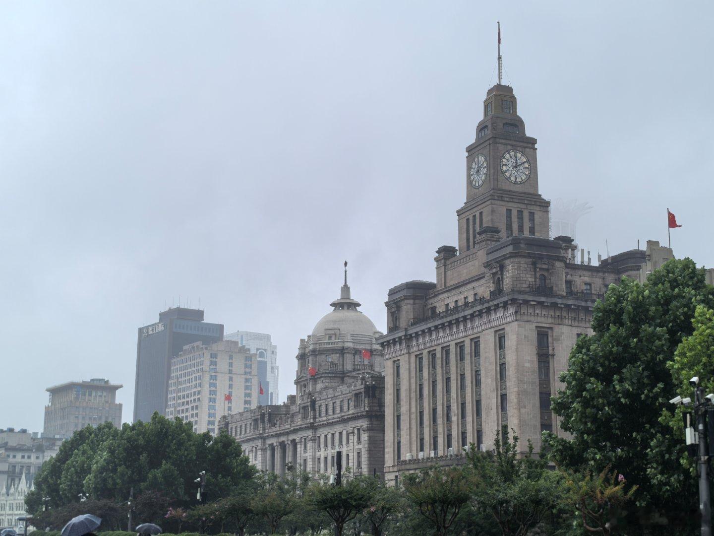 煙雨江南黃浦江邊細雨，走了一小段。十里洋場，如今換了風光。 百年歲月匆匆過，如今