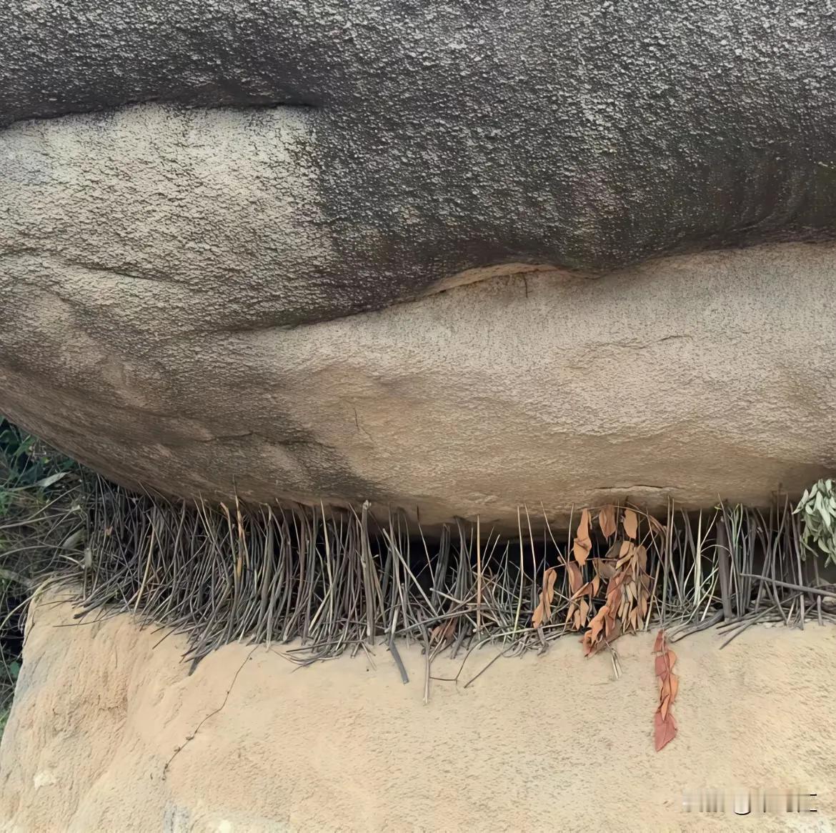 大家猜猜，山石间的小木棍到底意味着什么？很多人说这是一种信仰，那又信仰什么呢？