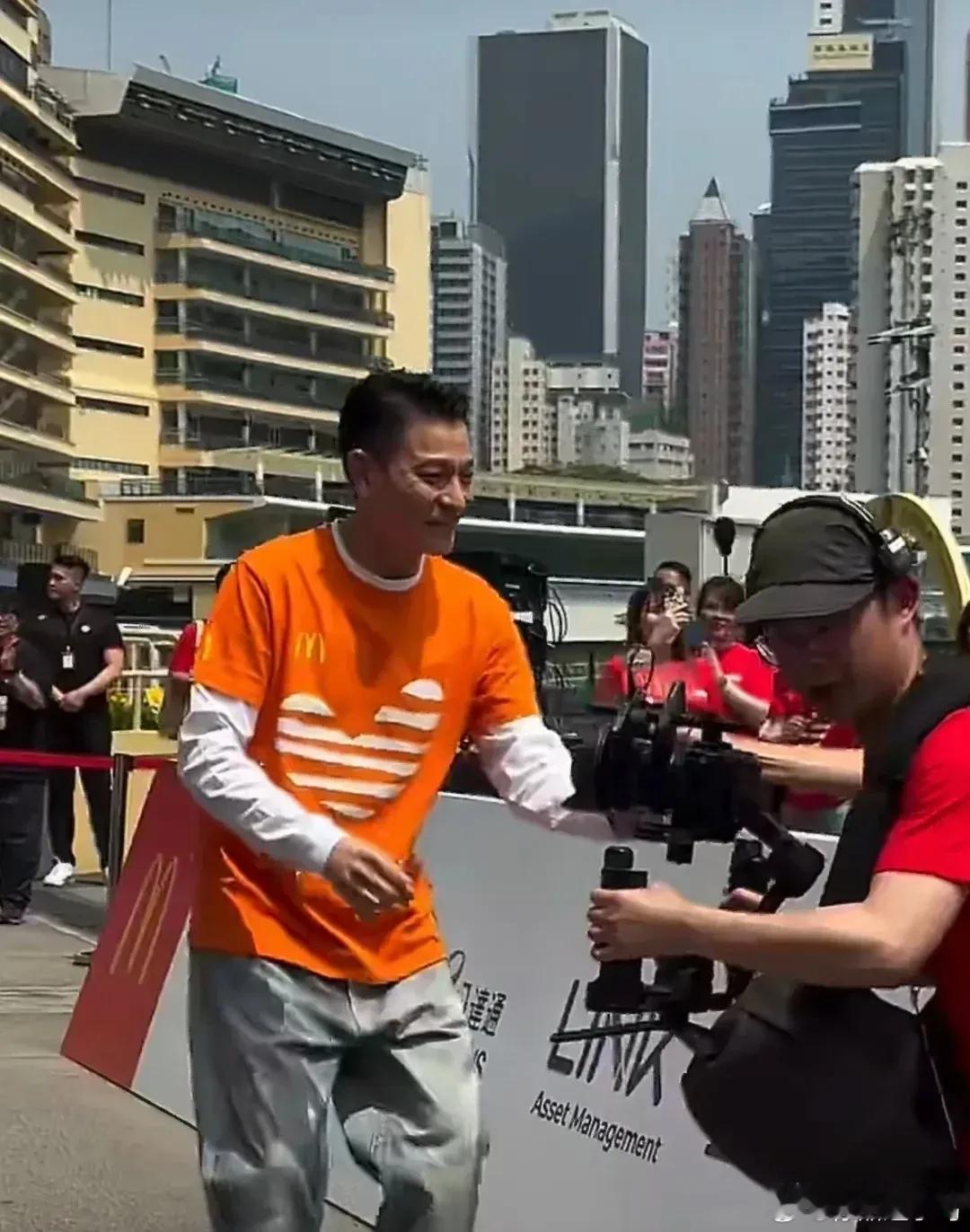 天王刘德华和香港顶流姜涛，同场现身爱心儿童马拉松活动，刘德华保养得太好了，风采依