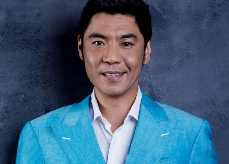 1989年，22岁的歌手屠洪刚在美国演出时，遇到了年仅19岁的中美混血美女黛西，