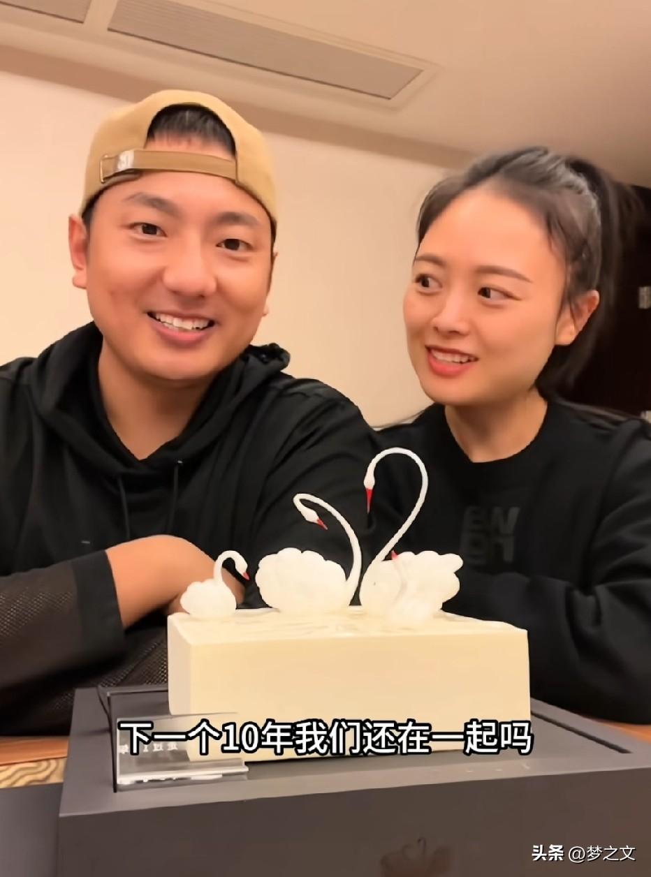 海来阿木和妻子风风雨雨已经在一起十年了，两个儿子椰都长大了，时间可真快啊，媳妇给